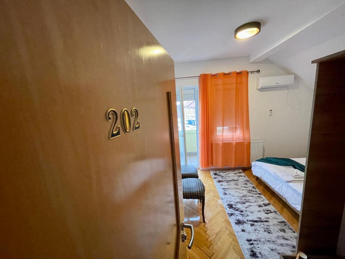 Madigan'S Hotel Kosovo Polje Екстериор снимка