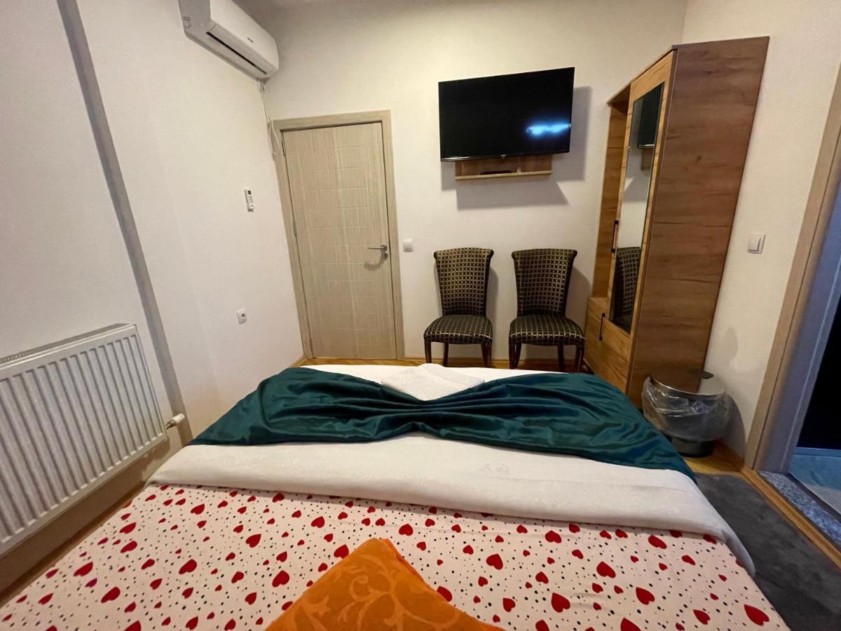 Madigan'S Hotel Kosovo Polje Екстериор снимка