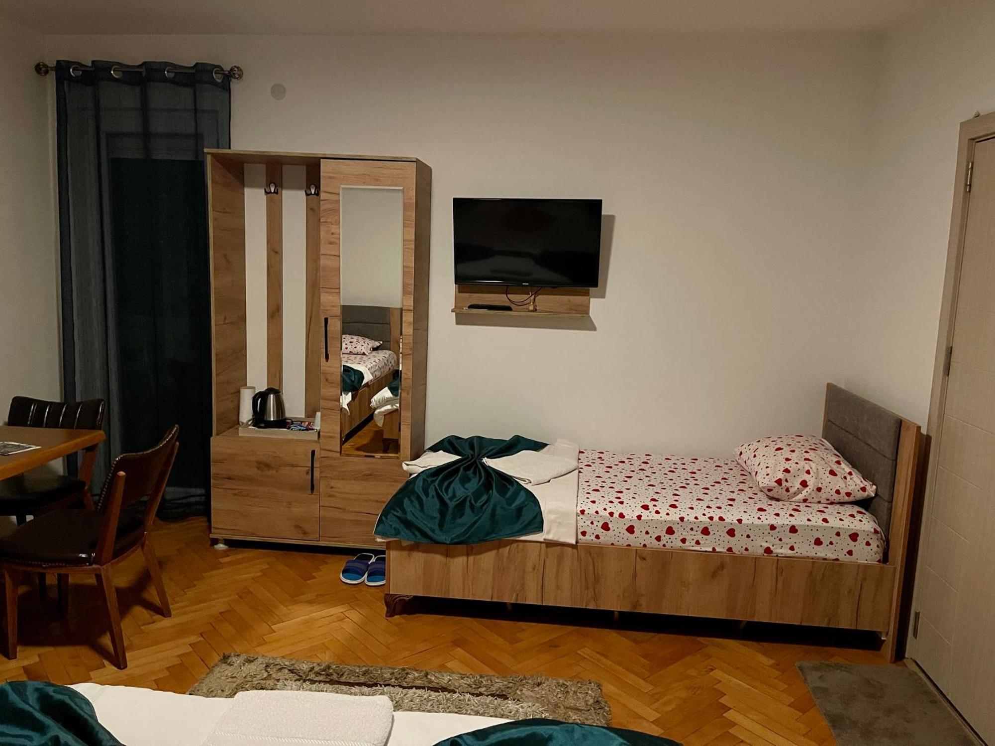 Madigan'S Hotel Kosovo Polje Екстериор снимка