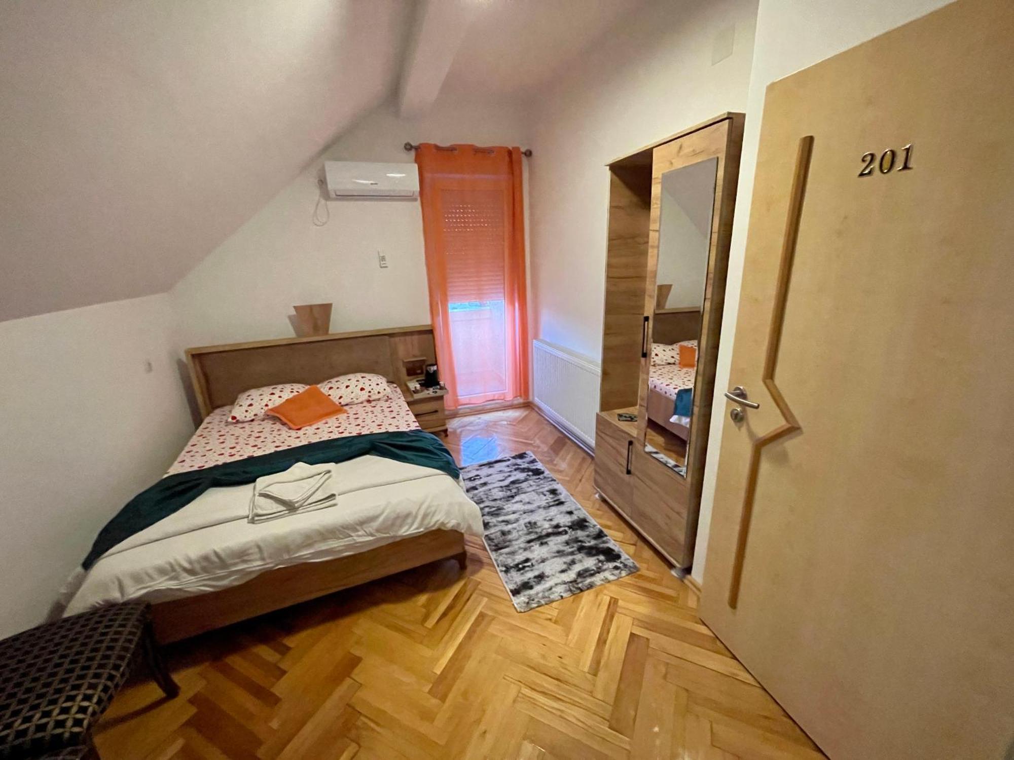 Madigan'S Hotel Kosovo Polje Екстериор снимка