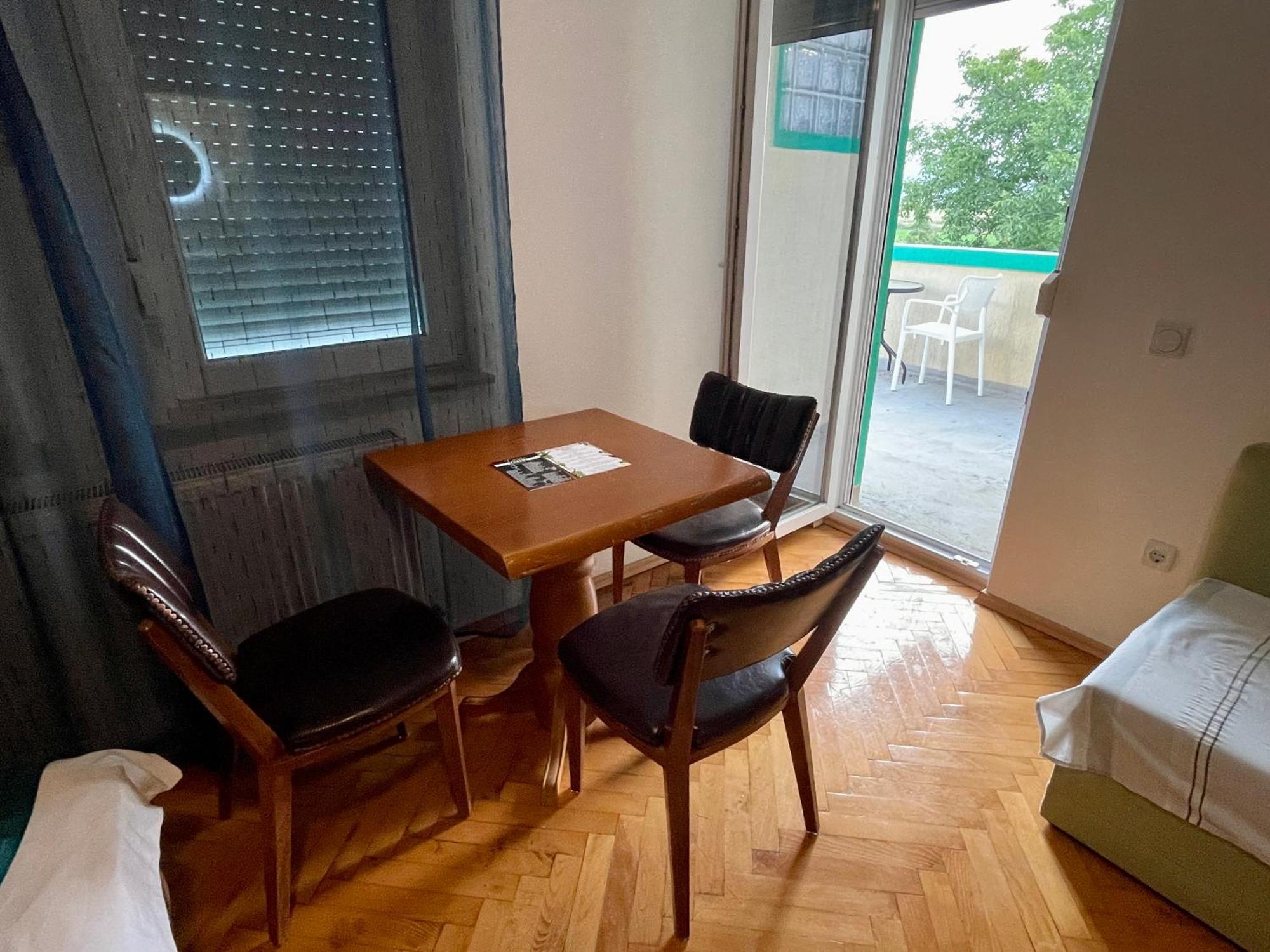 Madigan'S Hotel Kosovo Polje Екстериор снимка