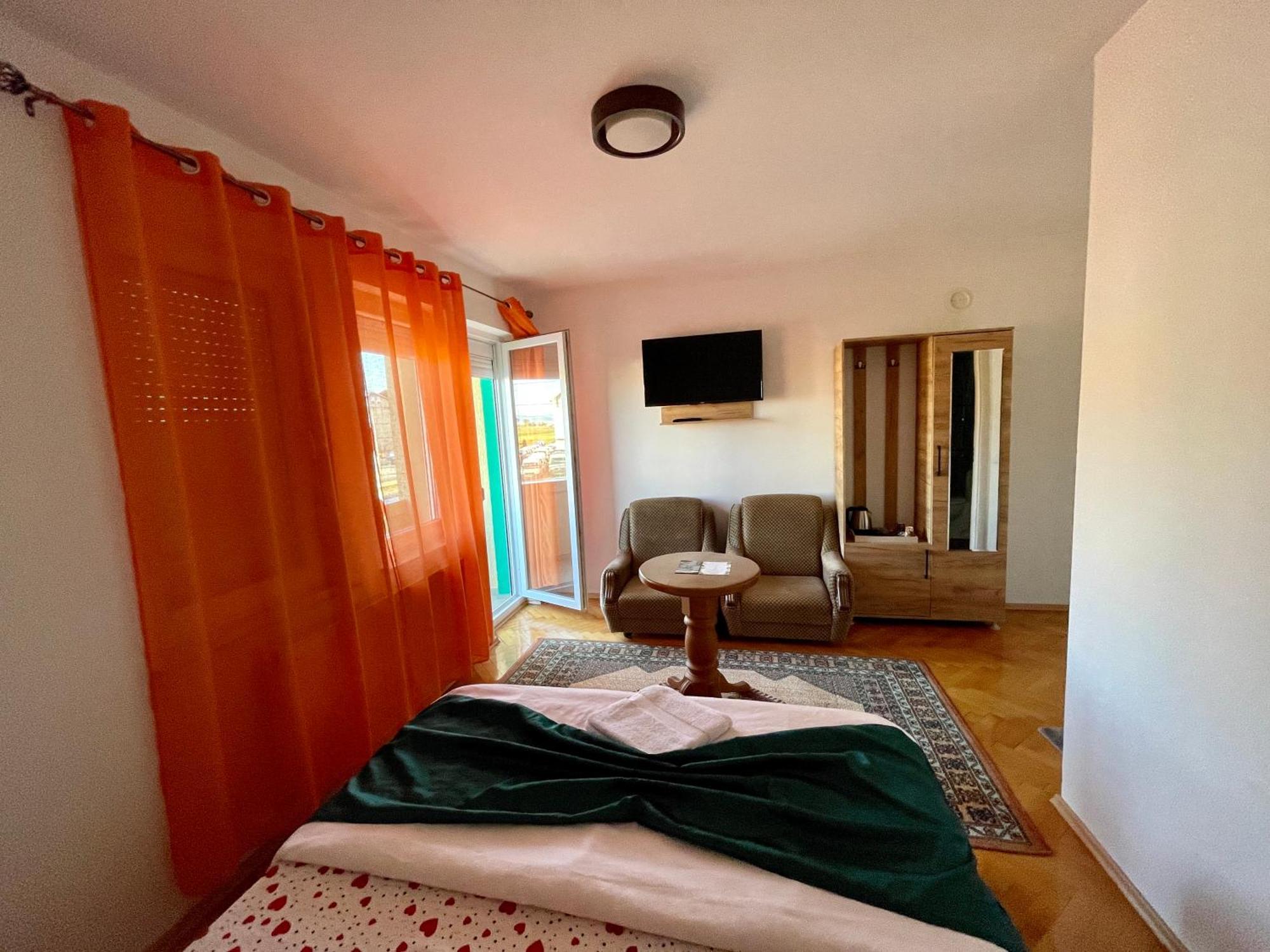 Madigan'S Hotel Kosovo Polje Екстериор снимка