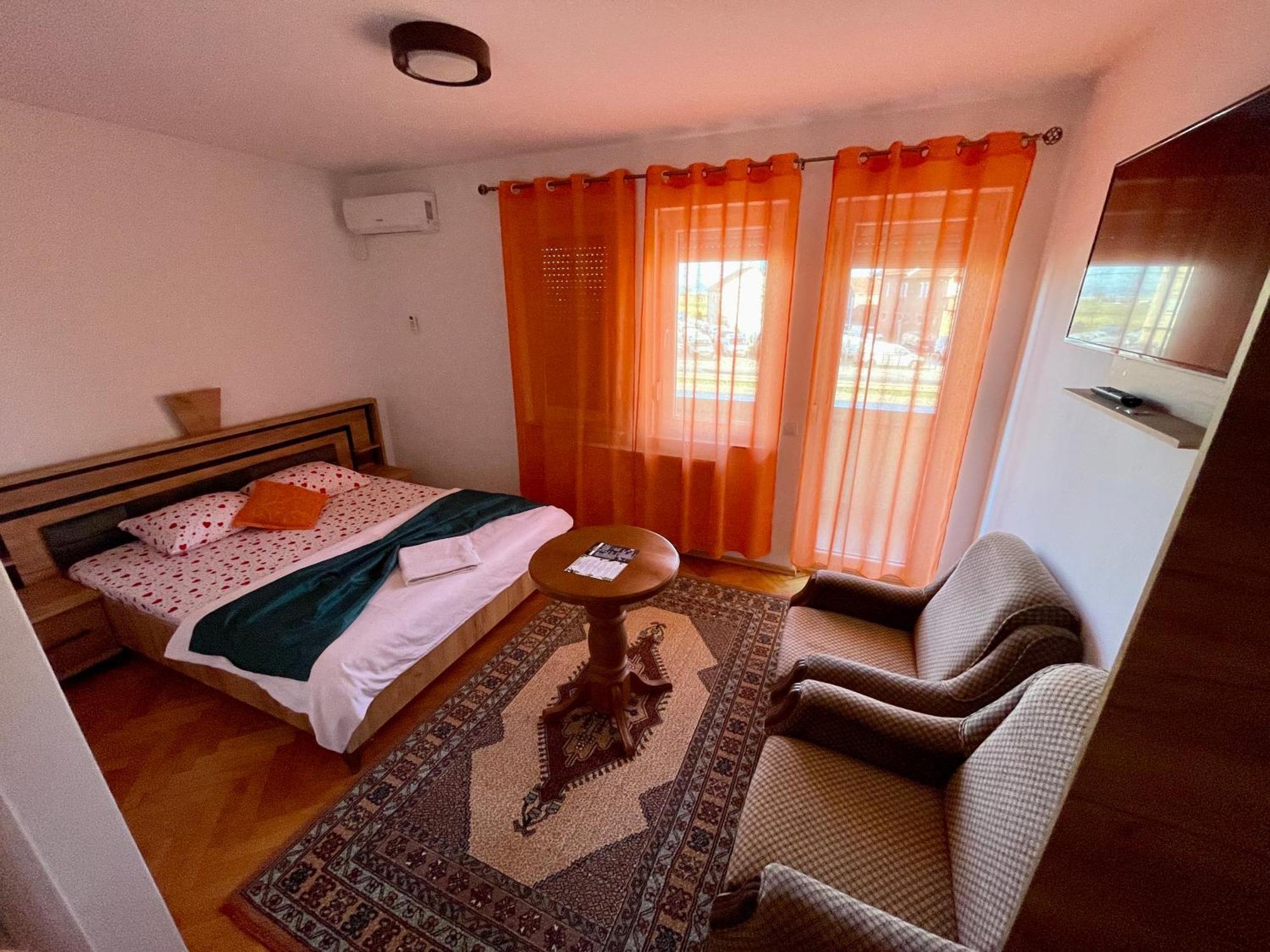 Madigan'S Hotel Kosovo Polje Екстериор снимка