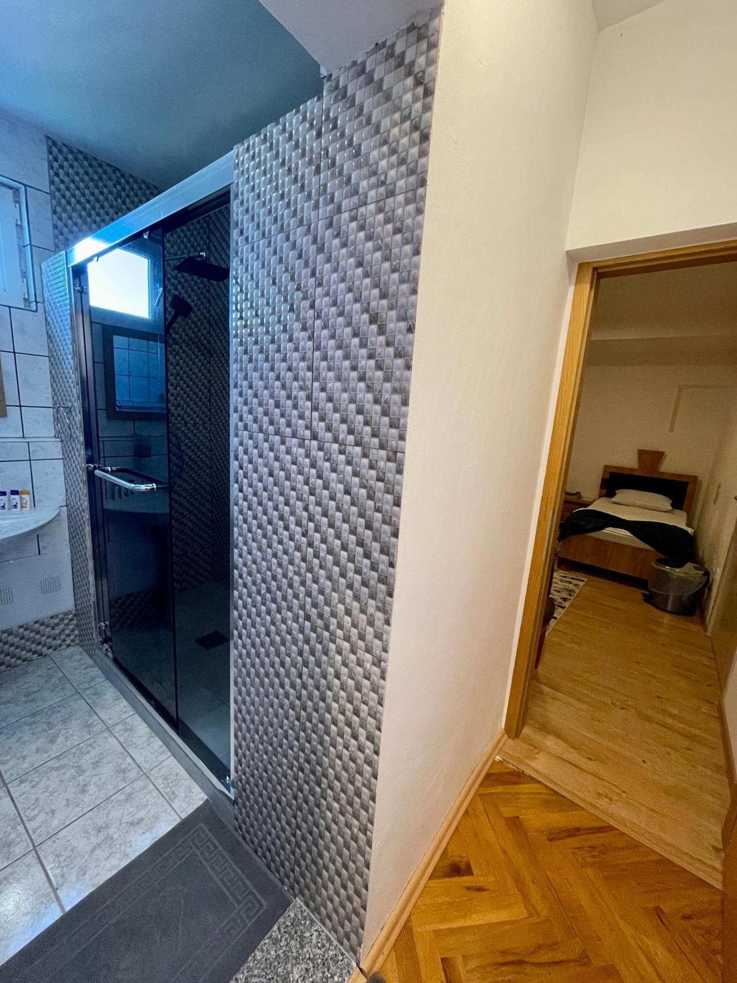 Madigan'S Hotel Kosovo Polje Екстериор снимка